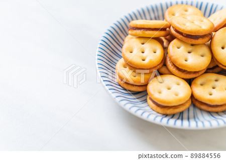 biscuit with pineapple jam 89884556