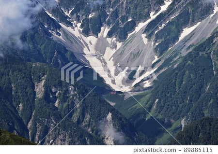 Karasawa Cirque seen from the shoulder of Yokodoridake Karasawa Cirque seen from the shoulder of Yokodoridake 89885115