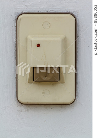 Close up doorbell in front of home 89886052