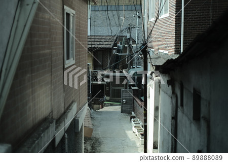 首爾住宅區狹窄小巷中的別墅 首爾住宅區狹窄小巷中的別墅 89888089