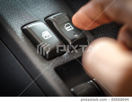 Button lock glass in the car Button lock glass in the car 89888694