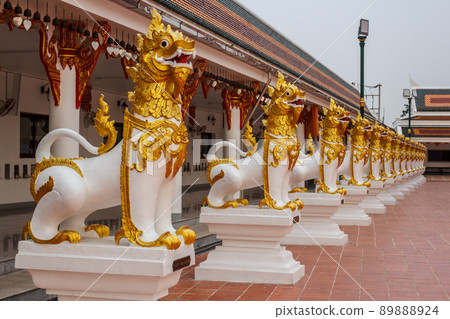 Lion Statue of beautiful ancient animals 89888924