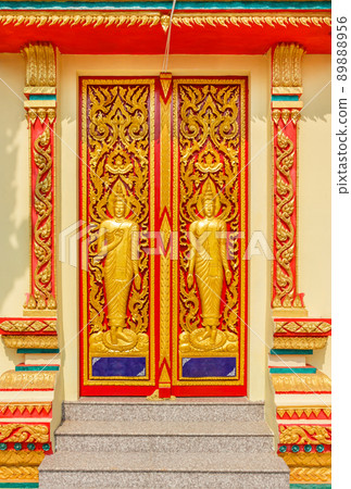 Wood carved in the temple door. 89888956