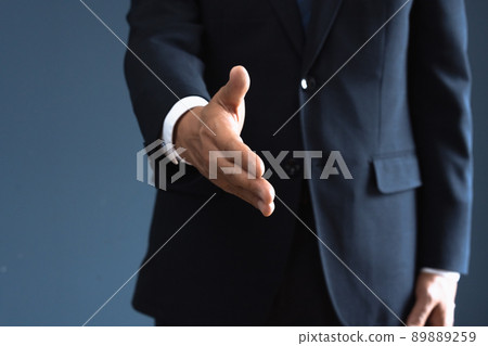 尋求握手的商人 89889259