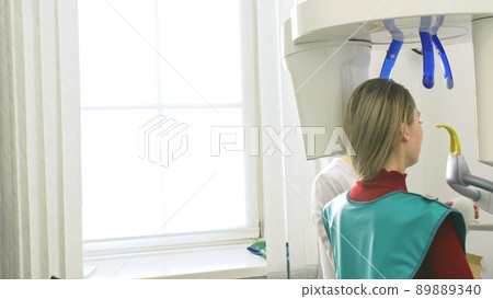 Doctor to take a image 3dx-ray machine 3d digital scanner tomography of teeth and jaw in modern laboratory dental clinic. Computer dental diagnostics. 89889340