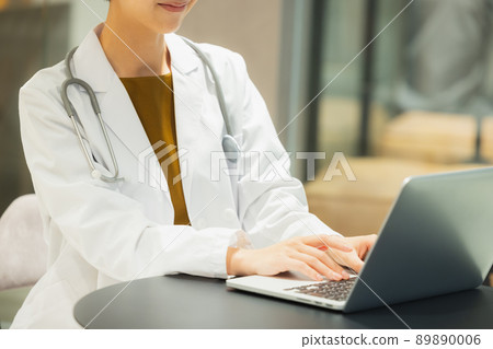 Medical worker female medical Medical worker female medical 89890006