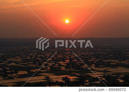 Tonami Plain and Sunset from Yumenotaira Observatory, Nanto City, Toyama Prefecture 89890072
