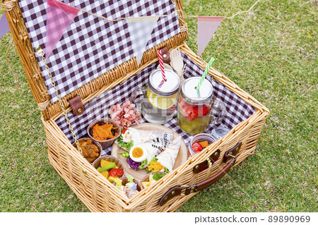 Picnic lunch Picnic lunch 89890969