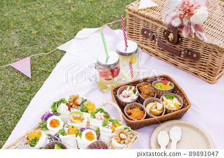 Picnic lunch 89891047