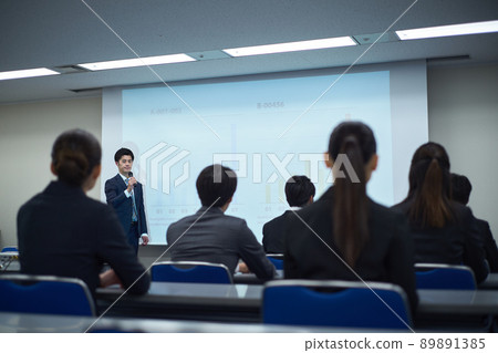 一個人在投影儀上做演示 一個人在投影儀上做演示 89891385