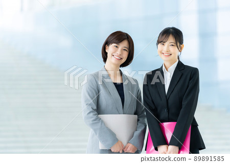 Female businessman seniors and juniors 89891585