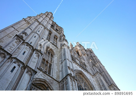 Brussels, Belgium on februari 25, 2022 - St. Michael and St. Gudula Cathedral in Brussels, Belgium. 89891695