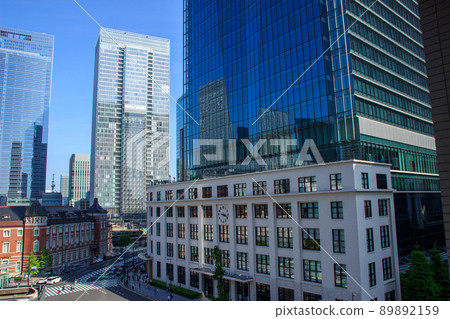 Tokyo Station surrounded by fresh green trees and skyscrapers in the warm spring sunshine 89892159