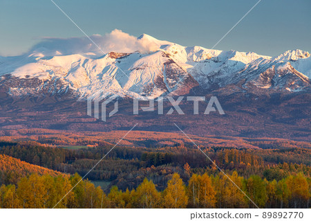 Tokachidake mountain range and autumn leaves seen from Shikisai no Oka 89892770
