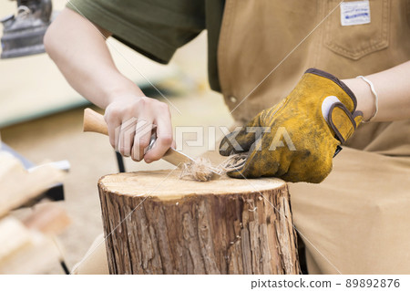 一個為點火器鬆開繩索的女人 Solo Can 89892876