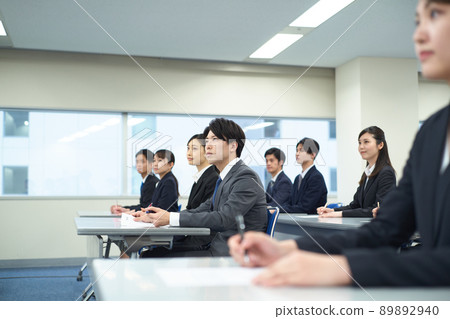 接受培訓的年輕員工 89892940