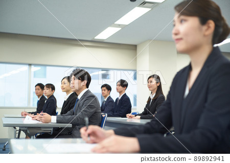 接受培訓的年輕員工 接受培訓的年輕員工 89892941