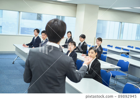 接受培訓的年輕員工 89892945