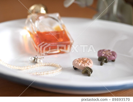 Accessories and your favorite perfume Accessories and your favorite perfume 89893570