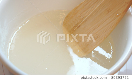 瓊脂粉溶於水並煮沸。 瓊脂粉溶於水並煮沸。 89893751