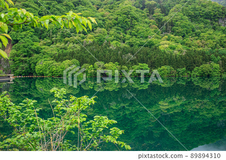 Sarugakyo Onsen的赤谷湖，清新的青山景觀和夢幻般的水鏡 89894310