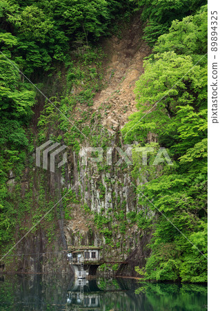Lake Akaya of Sarugakyo Onsen, a landscape of fresh green mountains and a fantastic water mirror Lake Akaya of Sarugakyo Onsen, a landscape of fresh green mountains and a fantastic water mirror 89894325