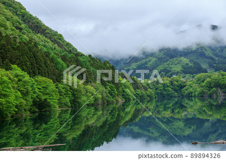 Sarugakyo Onsen的赤谷湖，清新的青山景觀和夢幻般的水鏡 89894326