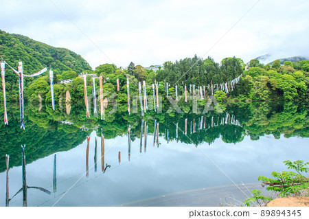 Lake Akaya of Sarugakyo Onsen, a landscape of fresh green mountains and a fantastic water mirror Lake Akaya of Sarugakyo Onsen, a landscape of fresh green mountains and a fantastic water mirror 89894345