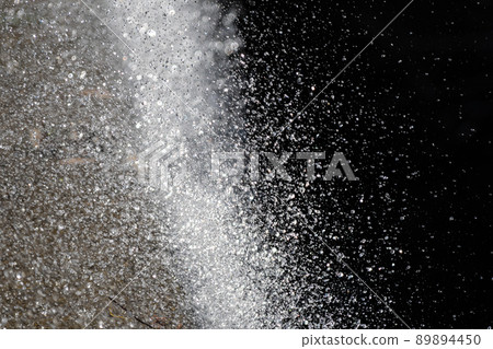 Splashing water 89894450