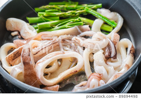 用黃油炒魷魚和蘆筍 89894498