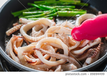 用黃油炒魷魚和蘆筍 89894499