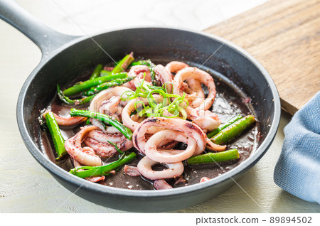 Stir-fried squid and asparagus with butter 89894502