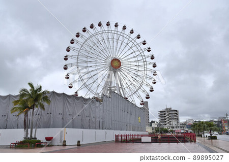 Ferris wheel before dismantling Carnival Park Mihama 89895027