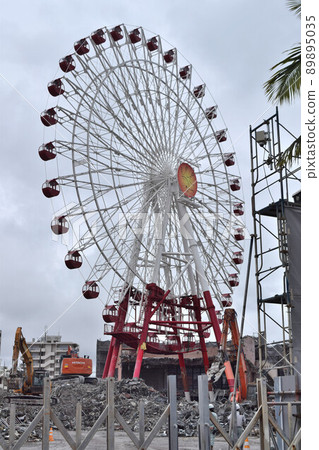 拆除嘉年華公園美濱前的摩天輪 89895035