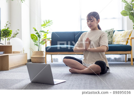 遠程上瑜伽課的女大學生 89895036