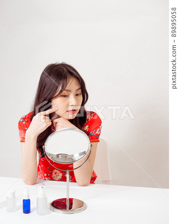 First-ranked author, Tradition, Cheongsam, Cheongsam, Female Nursing, Kyoko, Cosmetology and skin care under a white background. 89895058