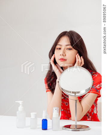 First-ranked author, Tradition, Cheongsam, Cheongsam, Female Nursing, Kyoko, Cosmetology and skin care under a white background. 89895067