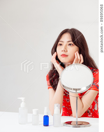 First-ranked author, Tradition, Cheongsam, Cheongsam, Female Nursing, Kyoko, Cosmetology and skin care under a white background. 89895068