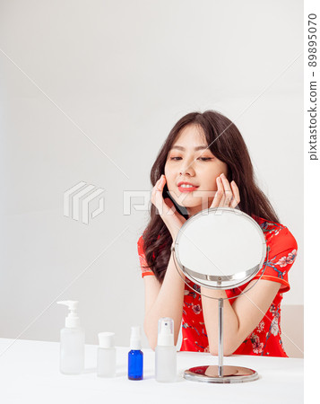 First-ranked author, Tradition, Cheongsam, Cheongsam, Female Nursing, Kyoko, Cosmetology and skin care under a white background. 89895070