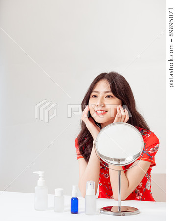 First-ranked author, Tradition, Cheongsam, Cheongsam, Female Nursing, Kyoko, Cosmetology and skin care under a white background. 89895071