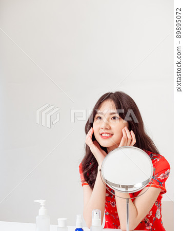 First-ranked author, Tradition, Cheongsam, Cheongsam, Female Nursing, Kyoko, Cosmetology and skin care under a white background. First-ranked author, Tradition, Cheongsam, Cheongsam, Female Nursing, Kyoko, Cosmetology and skin care under a white background. 89895072