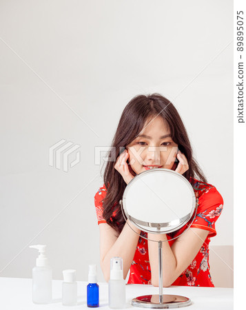 First-ranked author, Tradition, Cheongsam, Cheongsam, Female Nursing, Kyoko, Cosmetology and skin care under a white background. 89895075