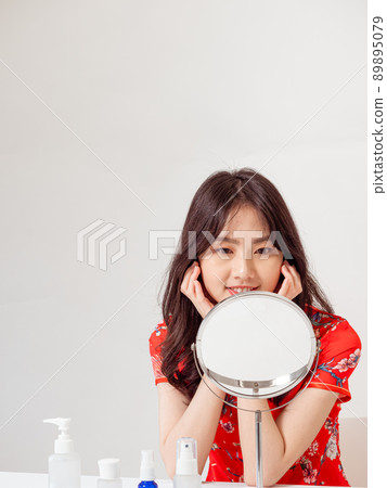 First-ranked author, Tradition, Cheongsam, Cheongsam, Female Nursing, Kyoko, Cosmetology and skin care under a white background. First-ranked author, Tradition, Cheongsam, Cheongsam, Female Nursing, Kyoko, Cosmetology and skin care under a white background. 89895079