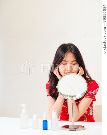 First-ranked author, Tradition, Cheongsam, Cheongsam, Female Nursing, Kyoko, Cosmetology and skin care under a white background. 89895084
