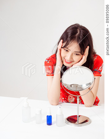 First-ranked author, Tradition, Cheongsam, Cheongsam, Female Nursing, Kyoko, Cosmetology and skin care under a white background. First-ranked author, Tradition, Cheongsam, Cheongsam, Female Nursing, Kyoko, Cosmetology and skin care under a white background. 89895086