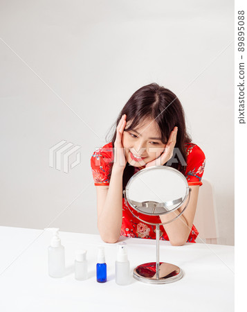 第一作者,白底下的傳統、旗袍、旗袍、女護理、杏子、美容和護膚。 第一作者,白底下的傳統、旗袍、旗袍、女護理、杏子、美容和護膚。 89895088