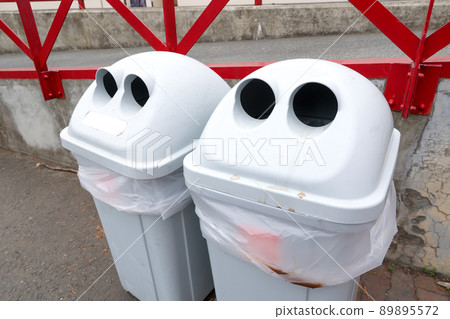 Trash cans, empty cans, recyclable waste, outdoors, plastic, recycling, sorting, manners, waste, trash, waste baskets Trash cans, empty cans, recyclable waste, outdoors, plastic, recycling, sorting, manners, waste, trash, waste baskets 89895572