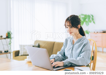 在家使用個人計算機的婦女 89895829