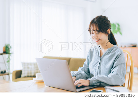 在家使用個人計算機的婦女 89895830