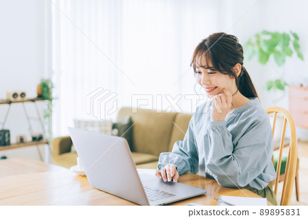 在家使用個人計算機的婦女 在家使用個人計算機的婦女 89895831